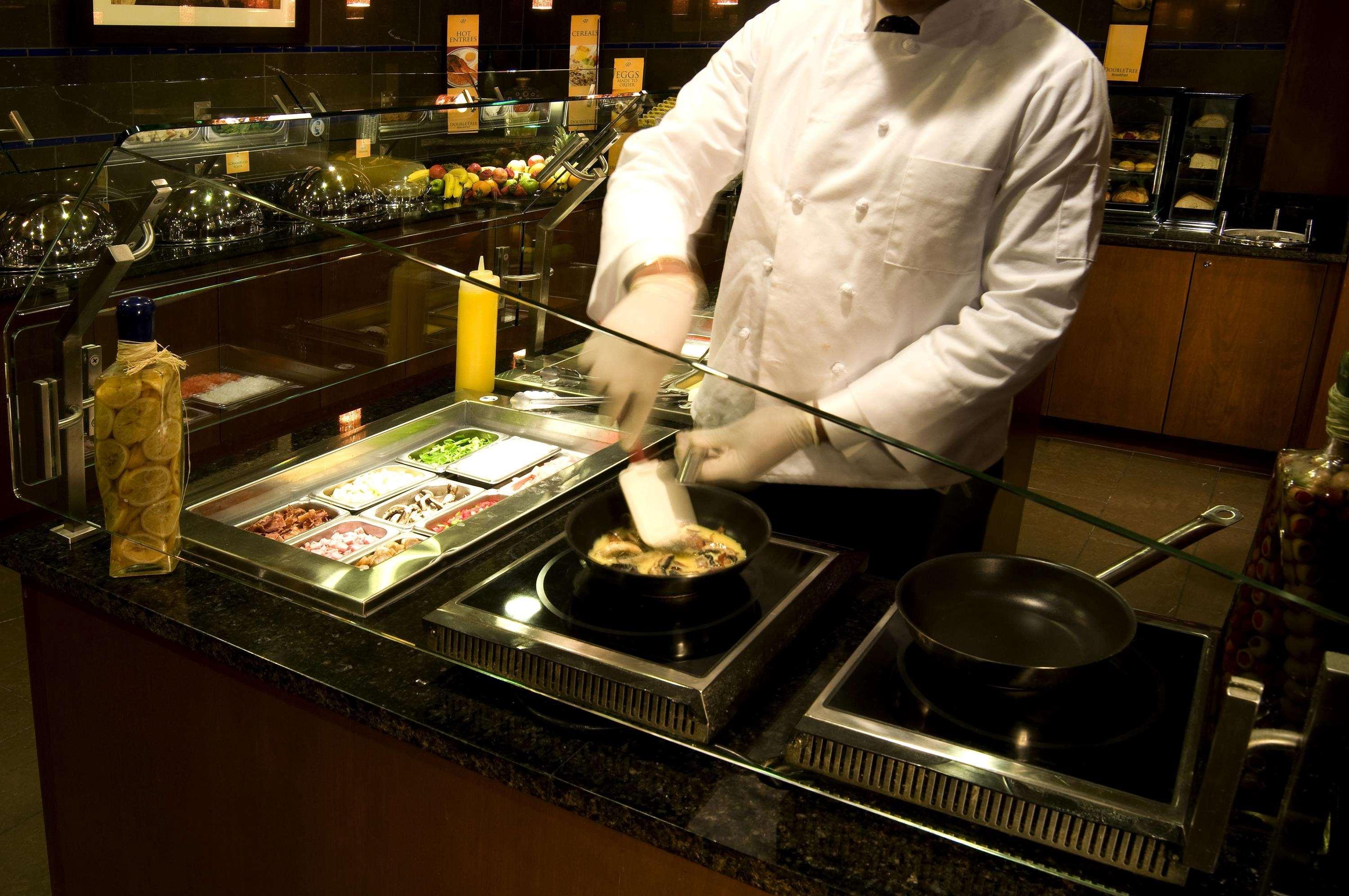 Doubletree By Hilton Norwalk Hotel Restoran gambar