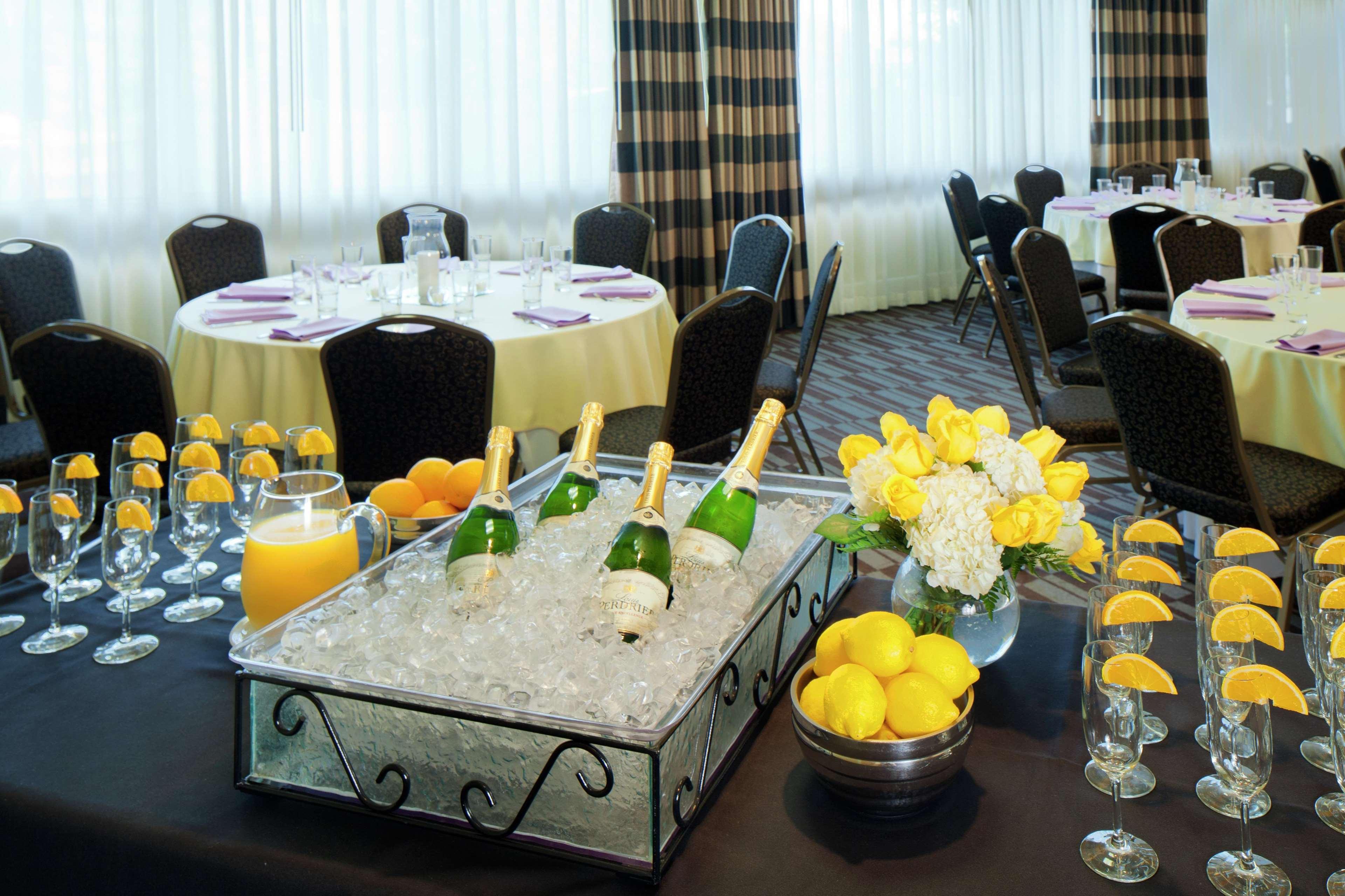 Doubletree By Hilton Norwalk Hotel Restoran gambar